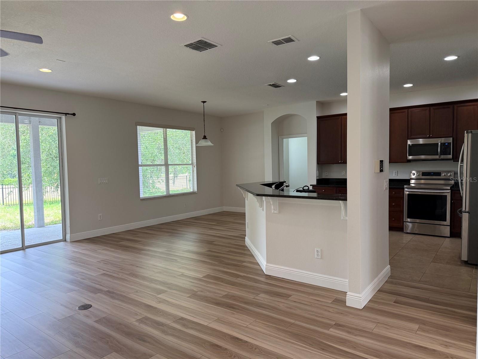 Image 11 of 49 For 345 Beacon Pointe Drive
