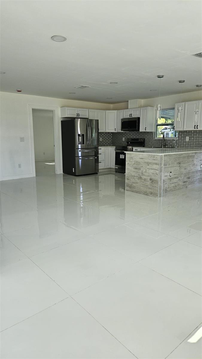 Image 7 of 12 For 6545 7th Lane