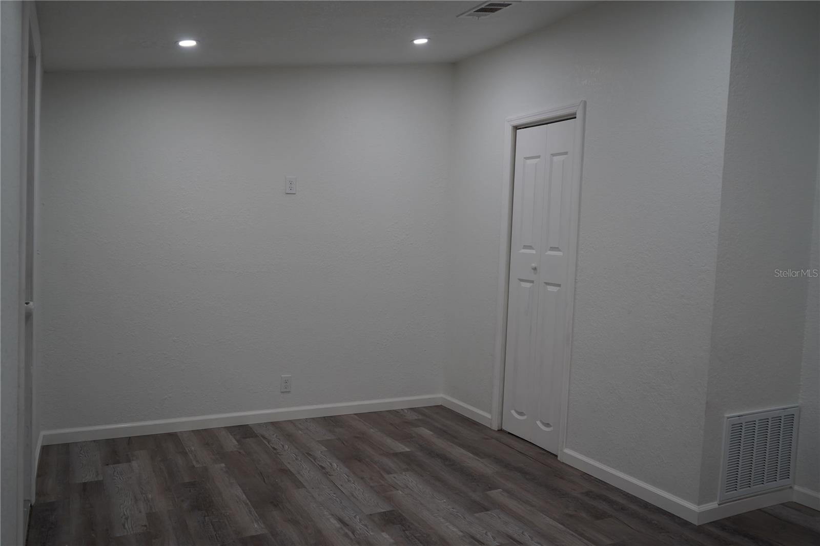 Image 18 of 36 For 9801 Oaks Street