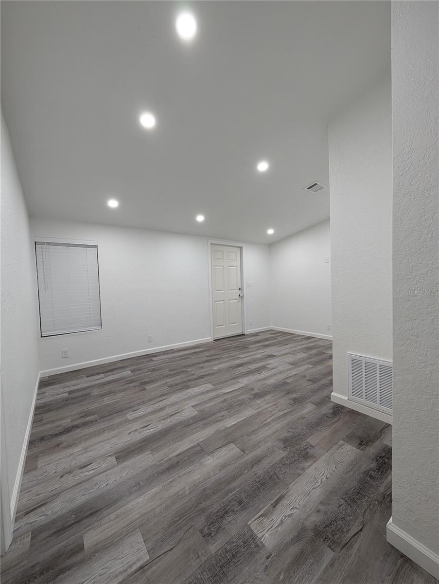 Image 21 of 36 For 9801 Oaks Street