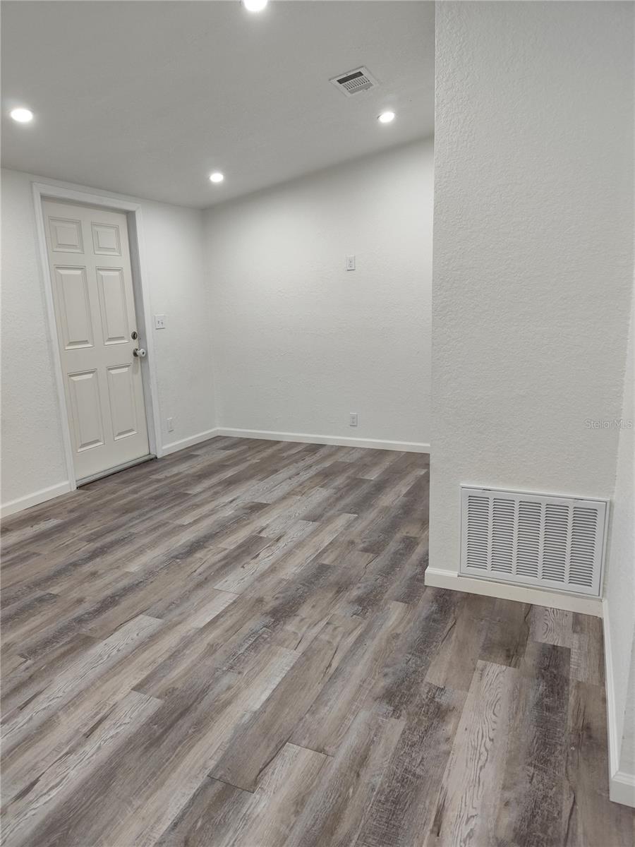 Image 25 of 36 For 9801 Oaks Street