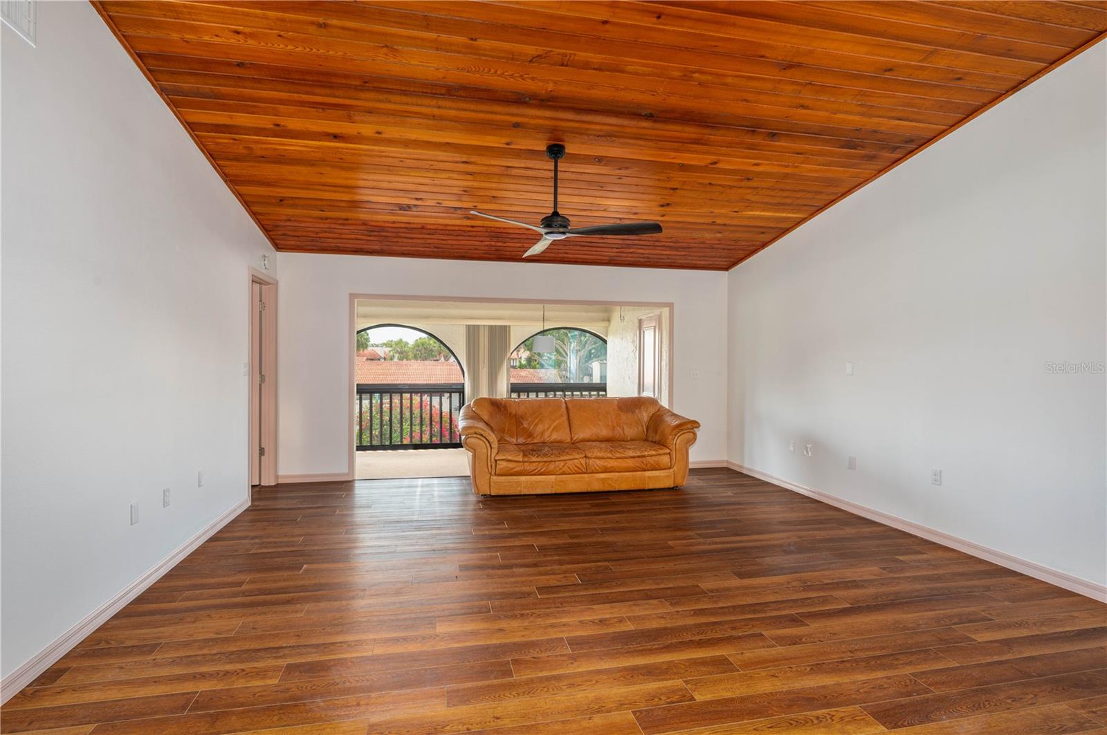 Image 4 of 31 For 6201 Country Club Drive 21