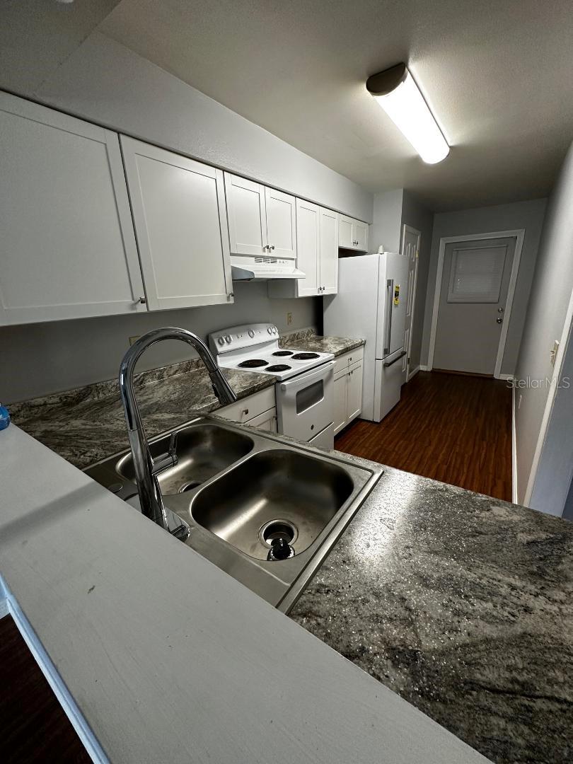 Image 3 of 6 For 610 Emerald Avenue 2