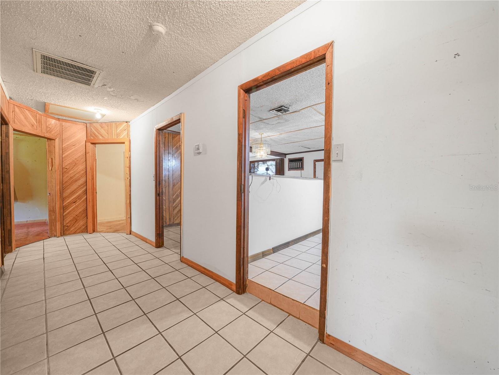 Image 11 of 43 For 715 Seminole Avenue