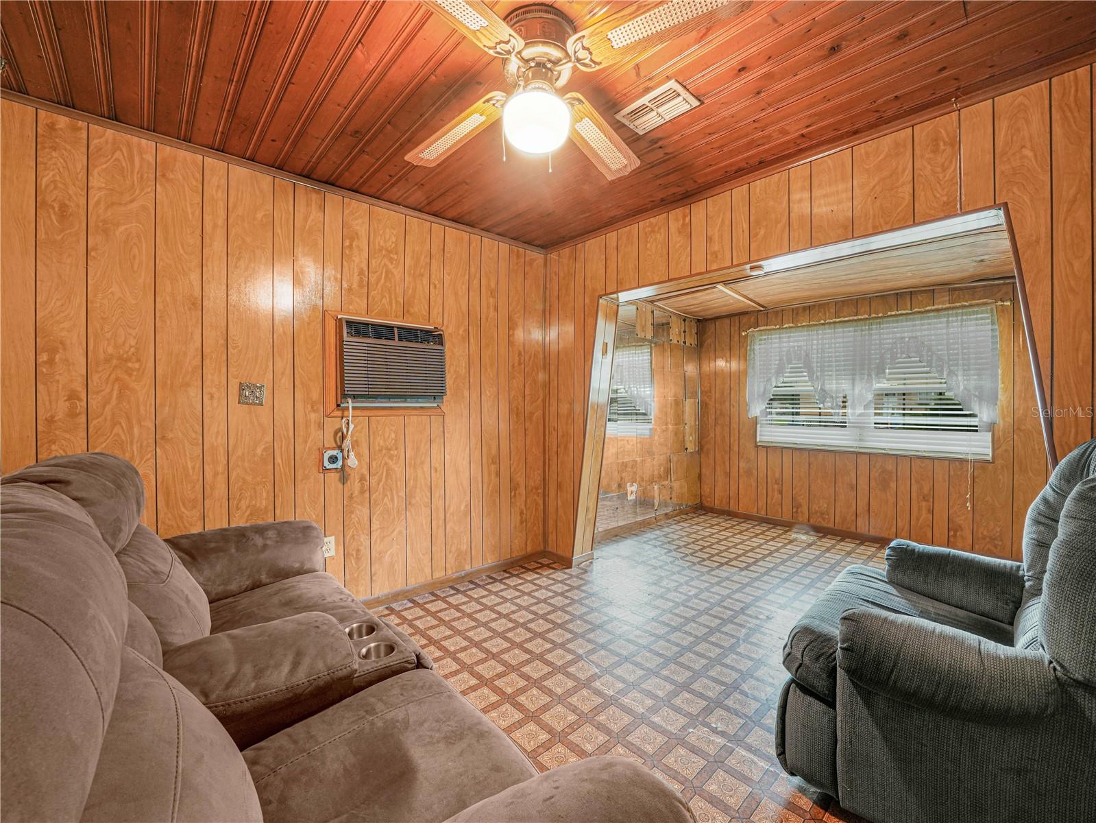 Image 21 of 43 For 715 Seminole Avenue
