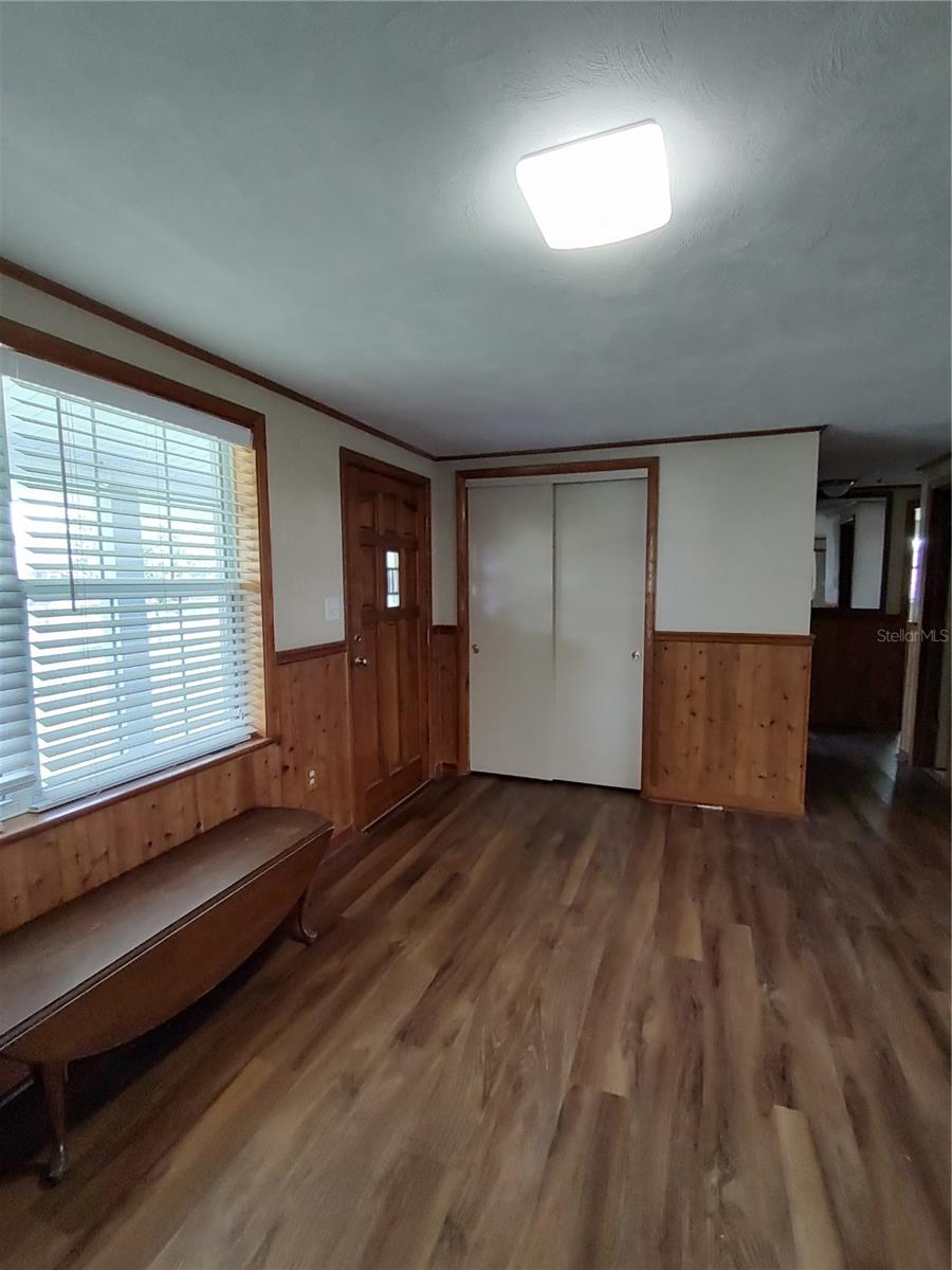 Image 11 of 42 For 220 Lakeshore Dr. N.