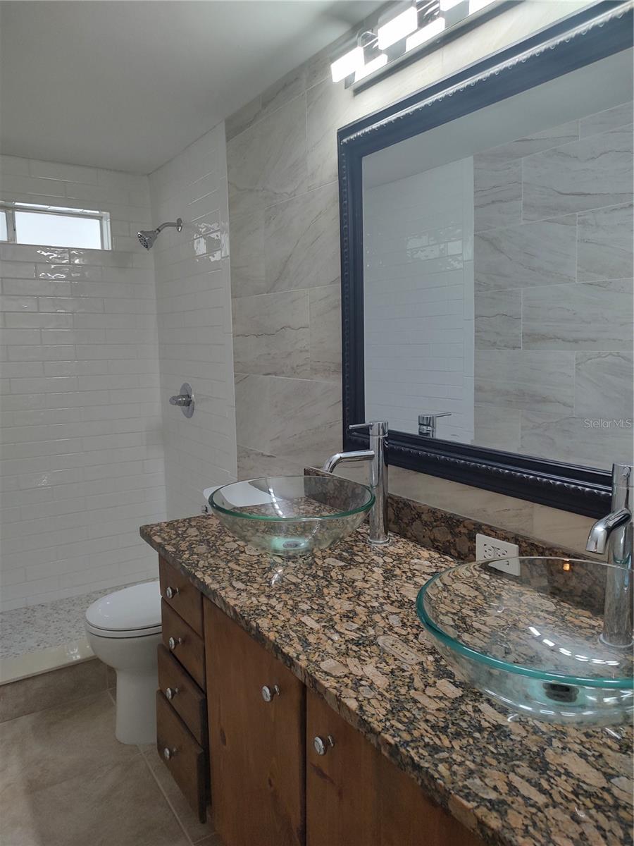 Image 21 of 42 For 220 Lakeshore Dr. N.
