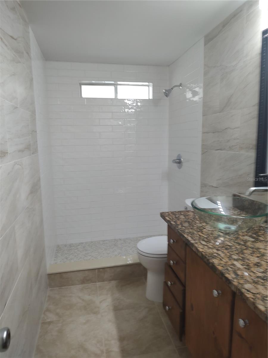 Image 22 of 42 For 220 Lakeshore Dr. N.