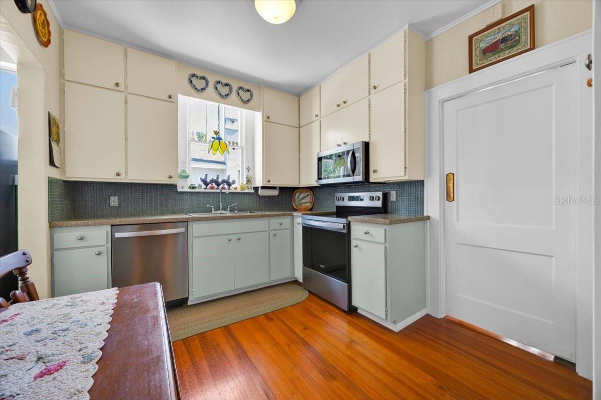 Image 10 of 41 For 945 7th Street Nw