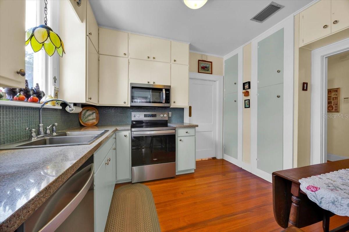 Image 12 of 41 For 945 7th Street Nw