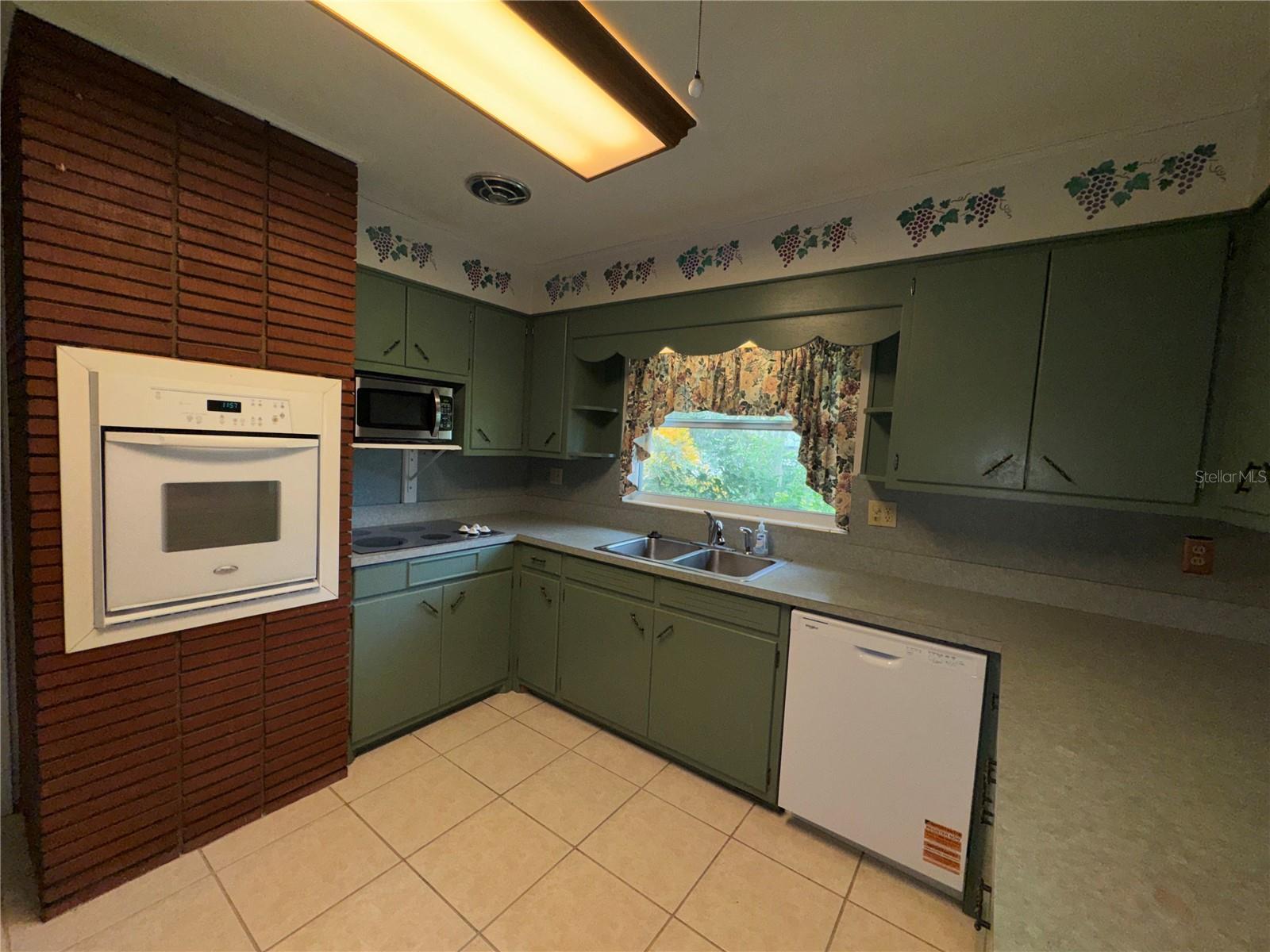 Image 17 of 33 For 215 Parkwood Avenue