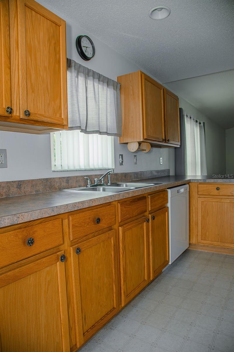 Image 11 of 51 For 260 Lake Suzanne Drive