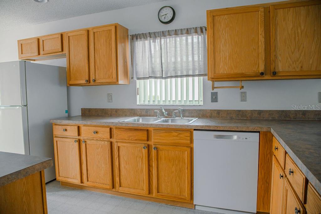 Image 5 of 51 For 260 Lake Suzanne Drive