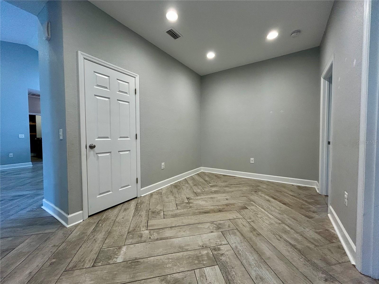 Image 22 of 31 For 1027 Campbell Avenue