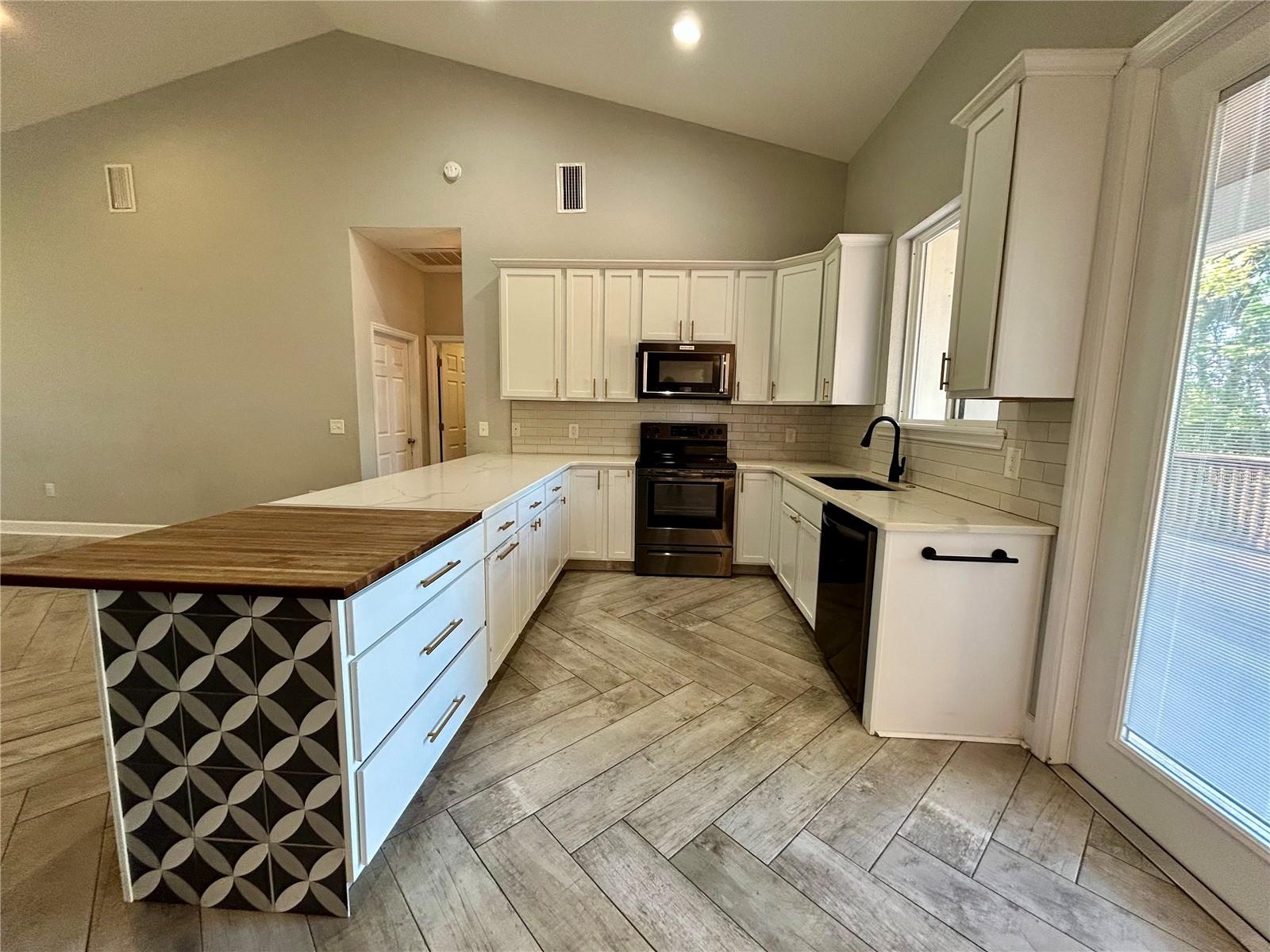 Image 6 of 31 For 1027 Campbell Avenue