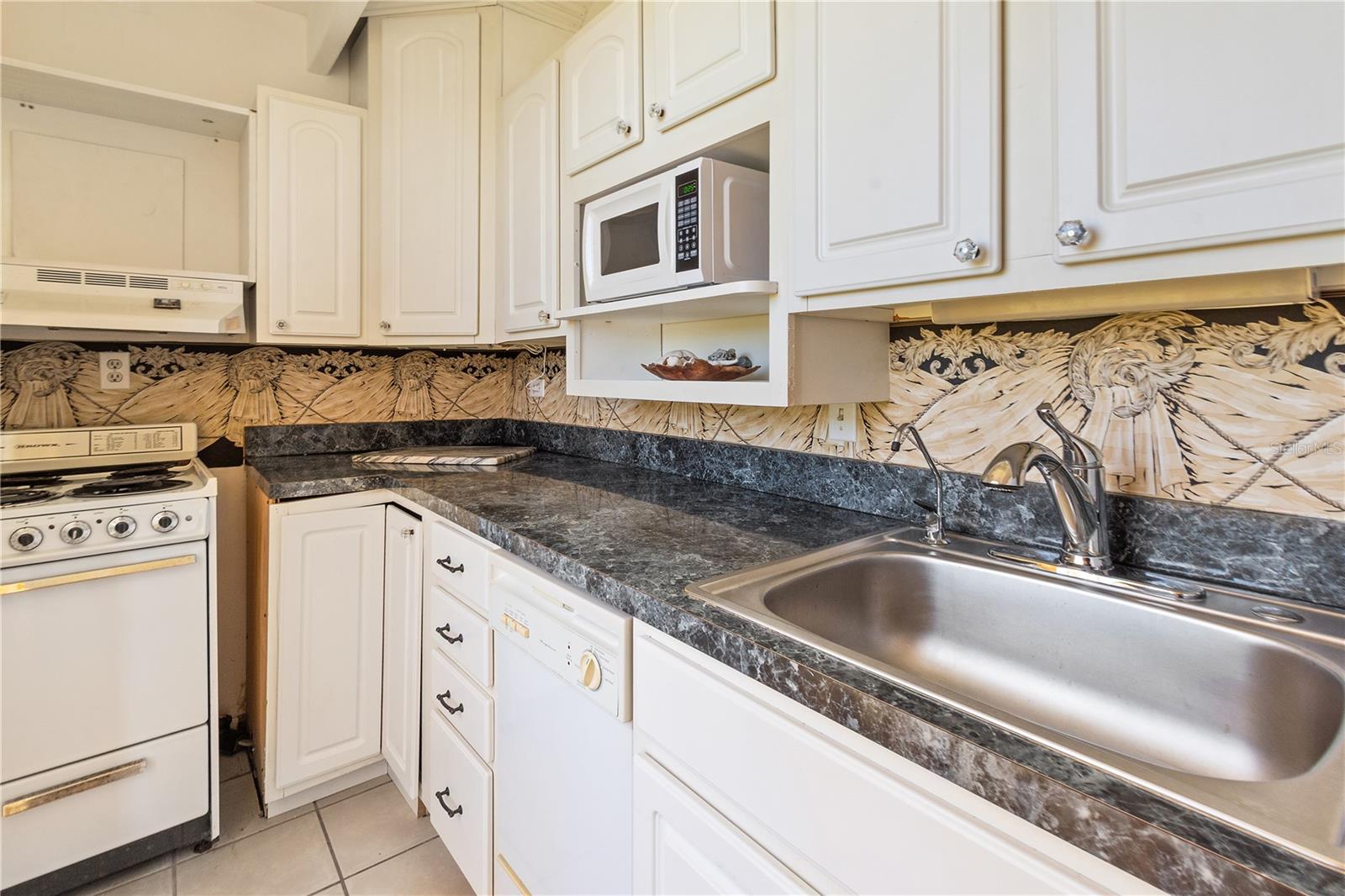 Image 7 of 25 For 4819 Club Circle