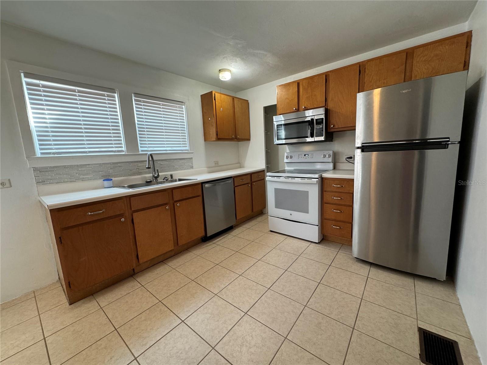 Image 20 of 37 For 302 Wall Street