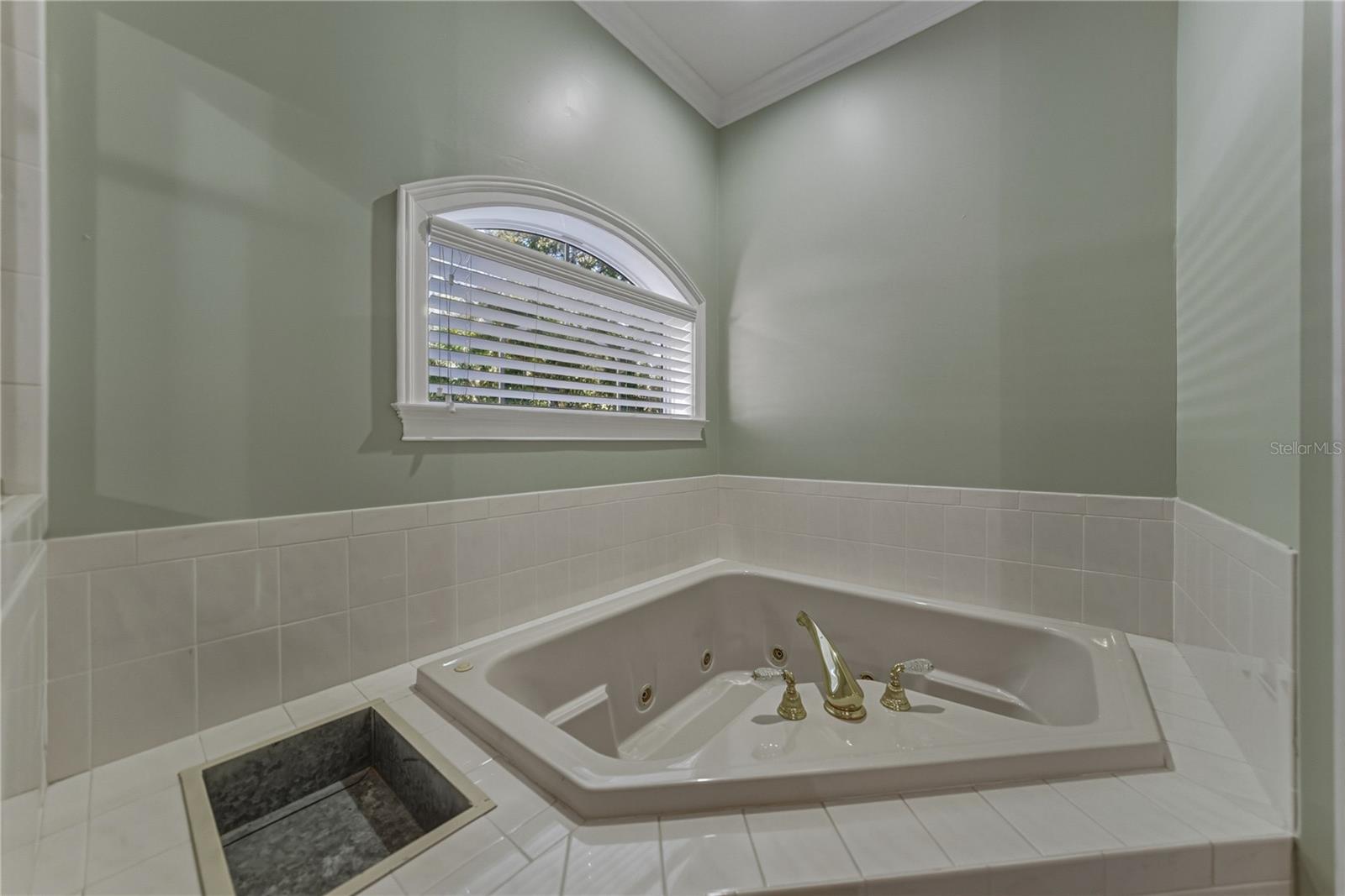 Image 14 of 80 For 1379 Hollister Road