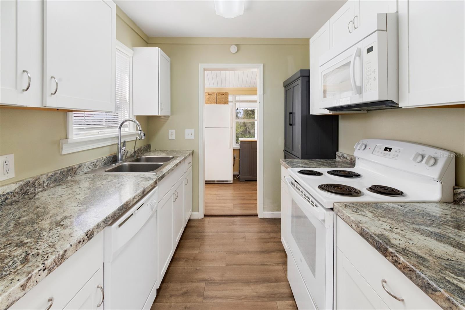 Image 10 of 29 For 841 Campbell Avenue