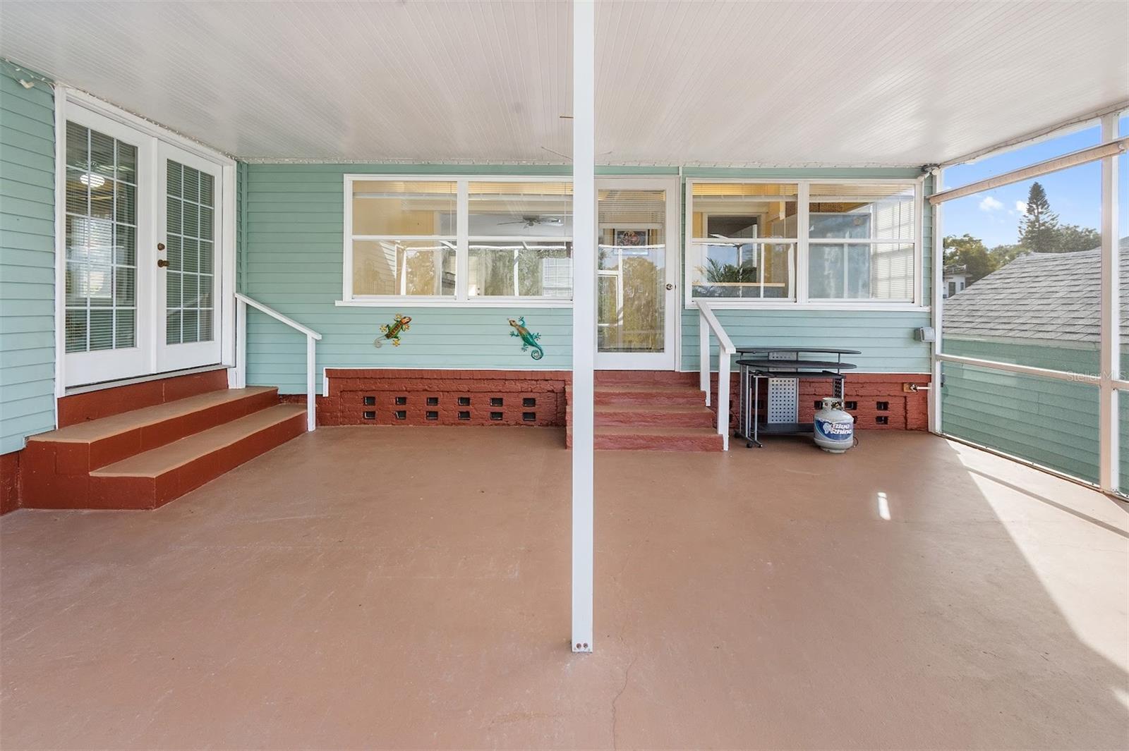 Image 24 of 29 For 841 Campbell Avenue