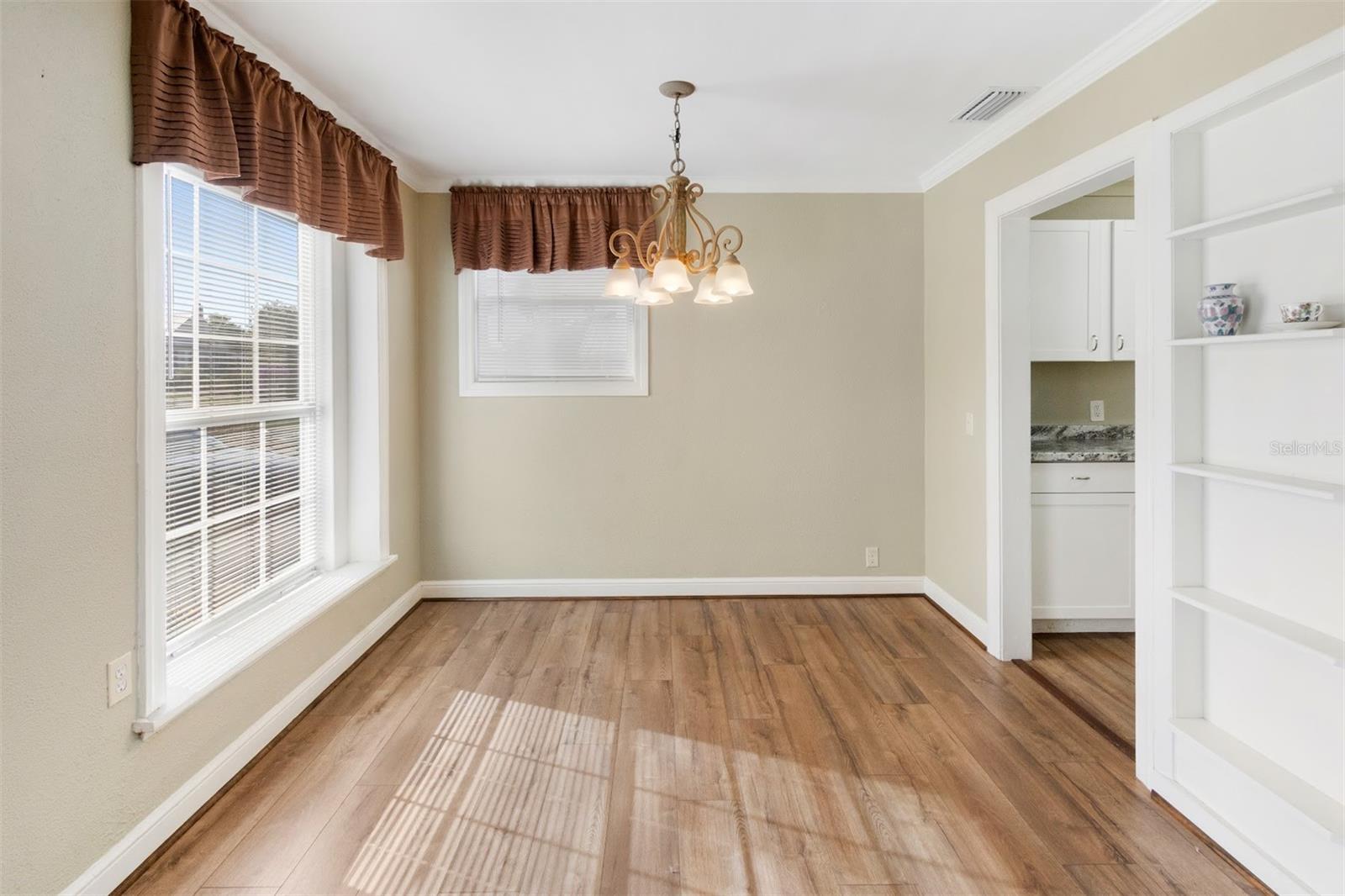 Image 9 of 29 For 841 Campbell Avenue