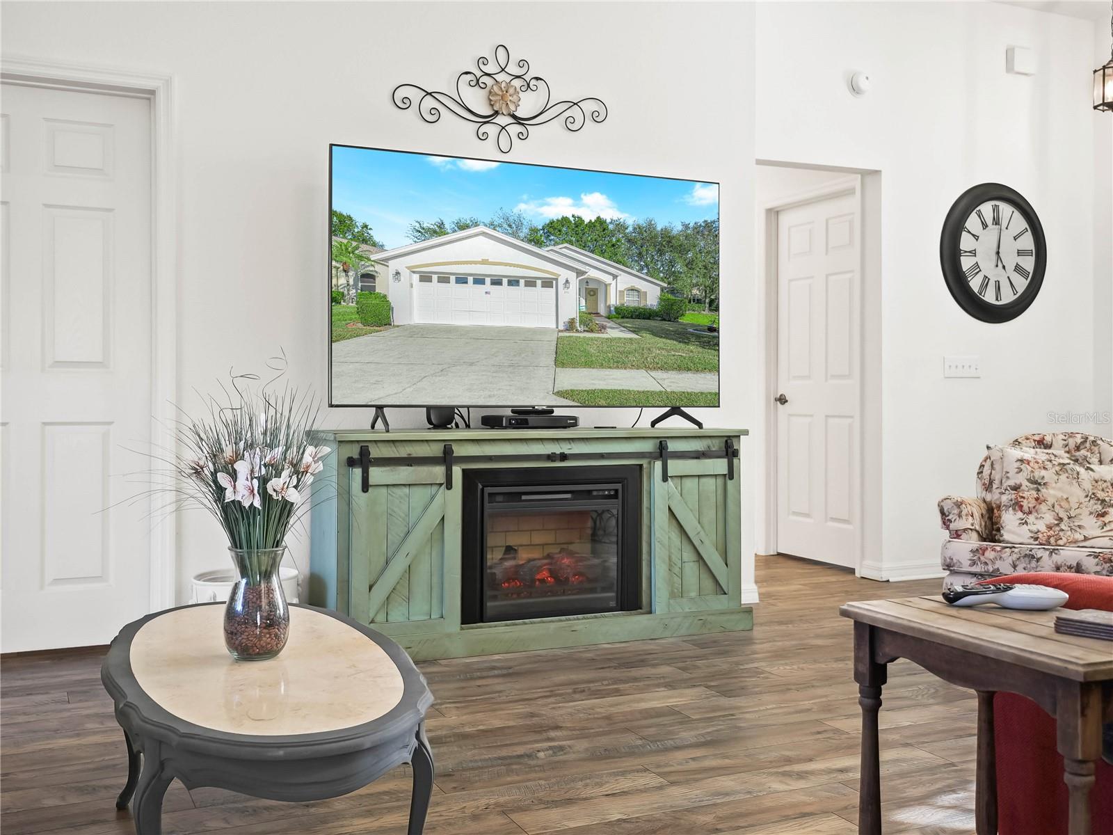 Image 6 of 51 For 341 Lake Suzanne Drive