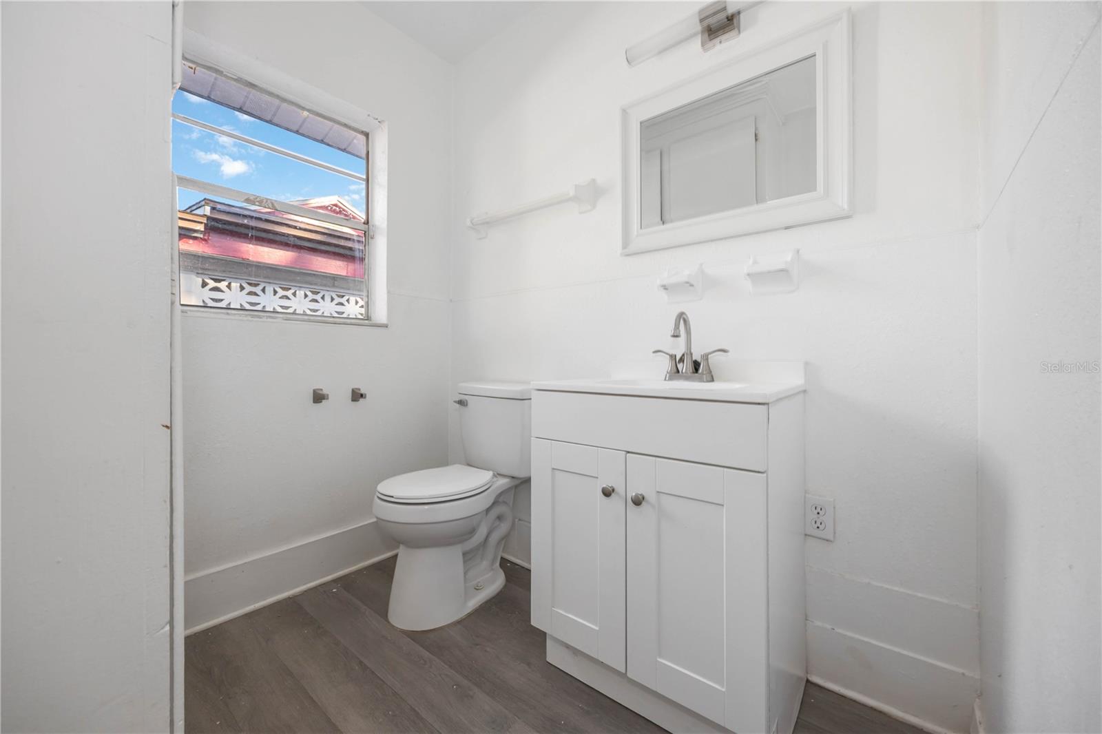 Image 11 of 30 For 243 Avenue L Ne