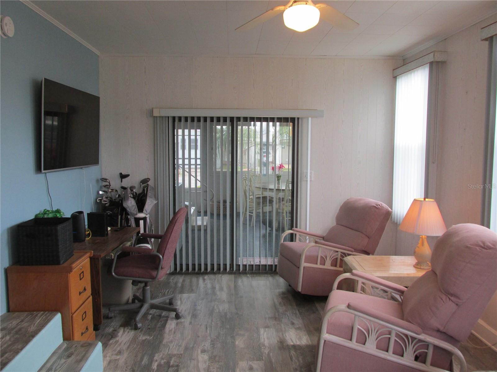 Image 14 of 31 For 8 Red Quill Circle