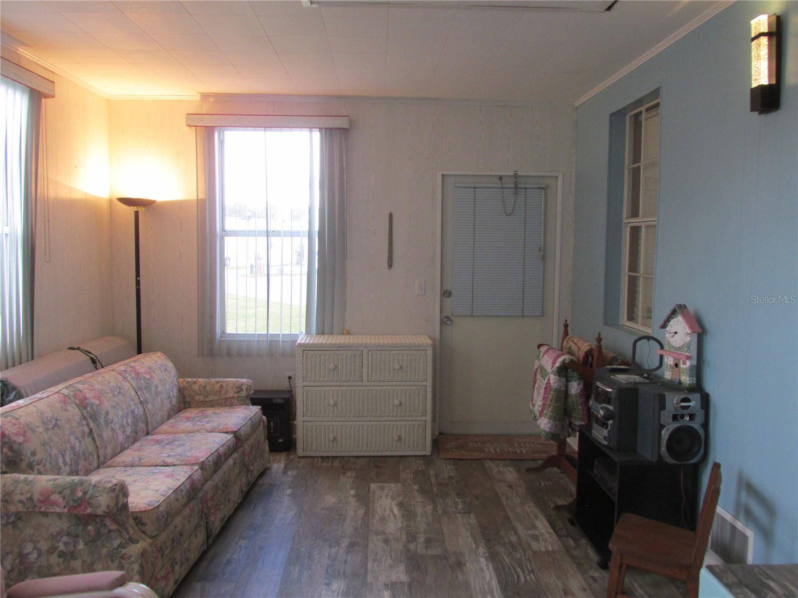 Image 15 of 31 For 8 Red Quill Circle