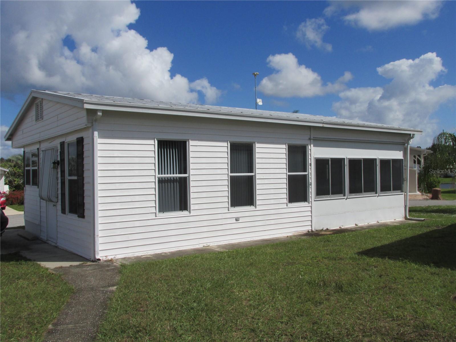 Image 18 of 31 For 8 Red Quill Circle