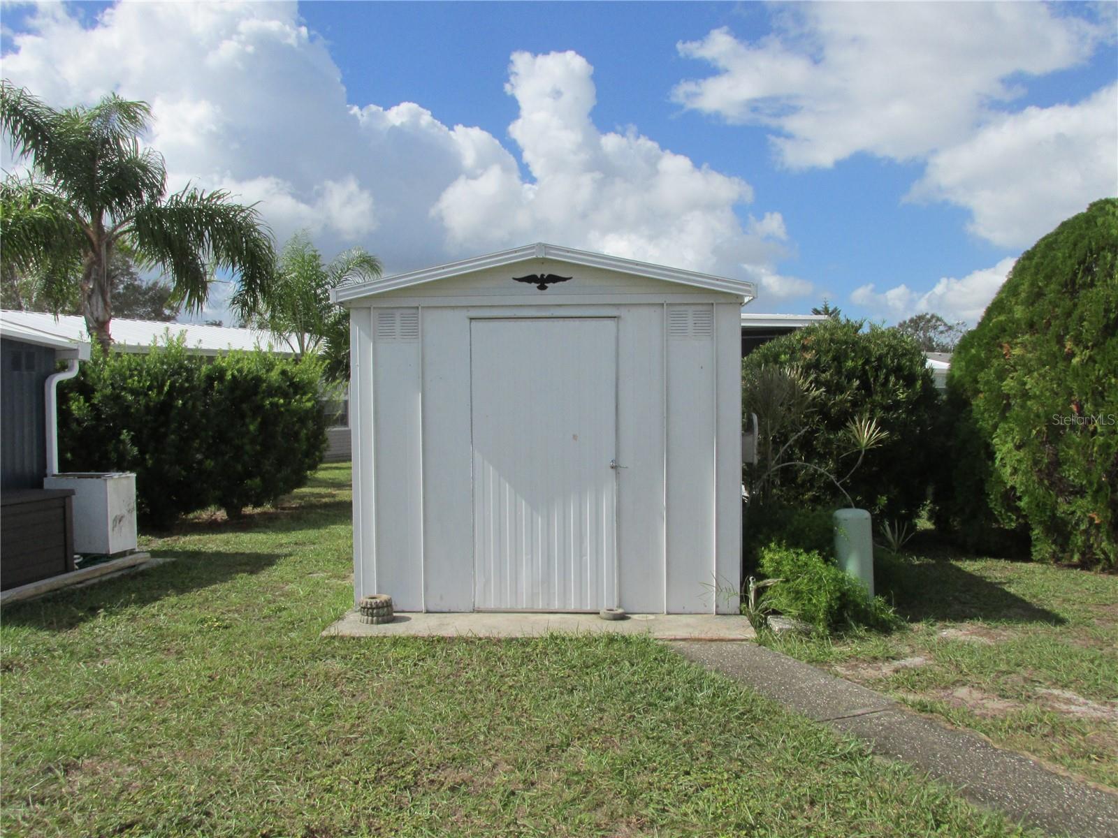 Image 19 of 31 For 8 Red Quill Circle