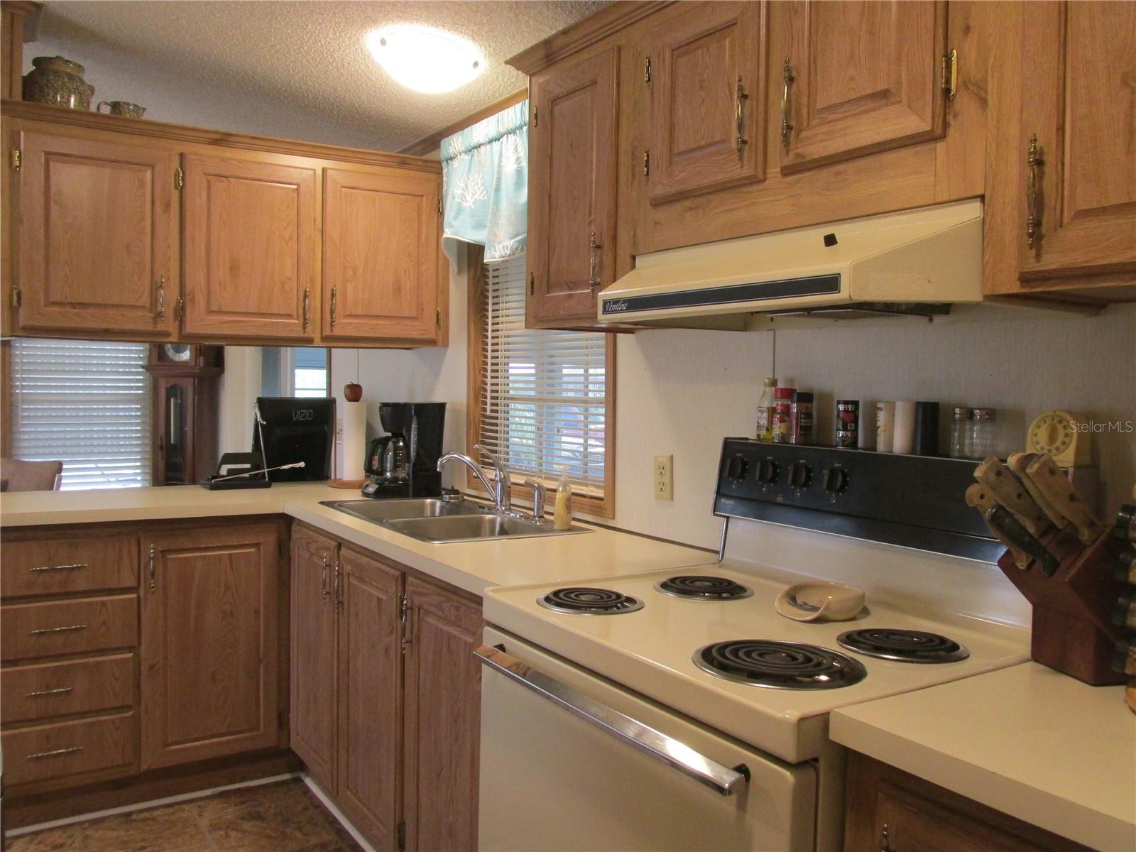 Image 4 of 31 For 8 Red Quill Circle