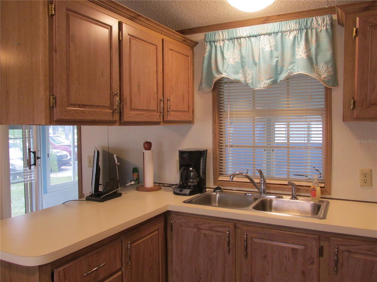 Image 5 of 31 For 8 Red Quill Circle