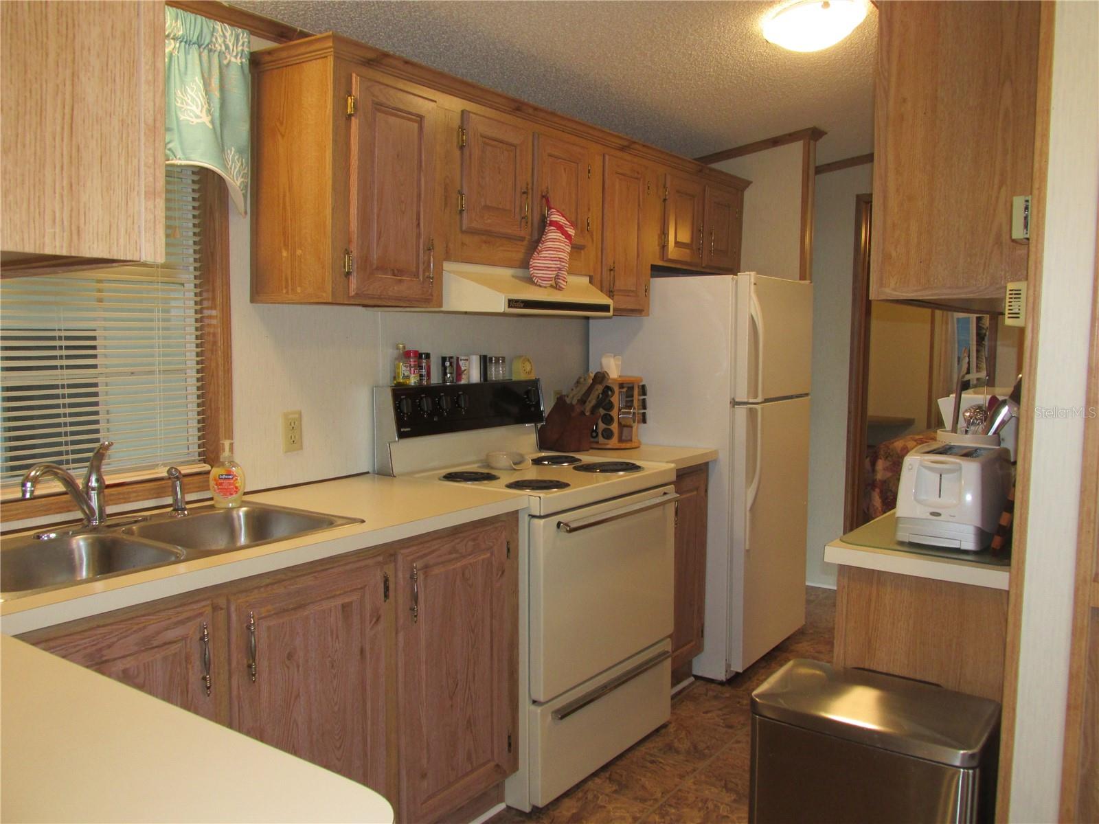 Image 6 of 31 For 8 Red Quill Circle