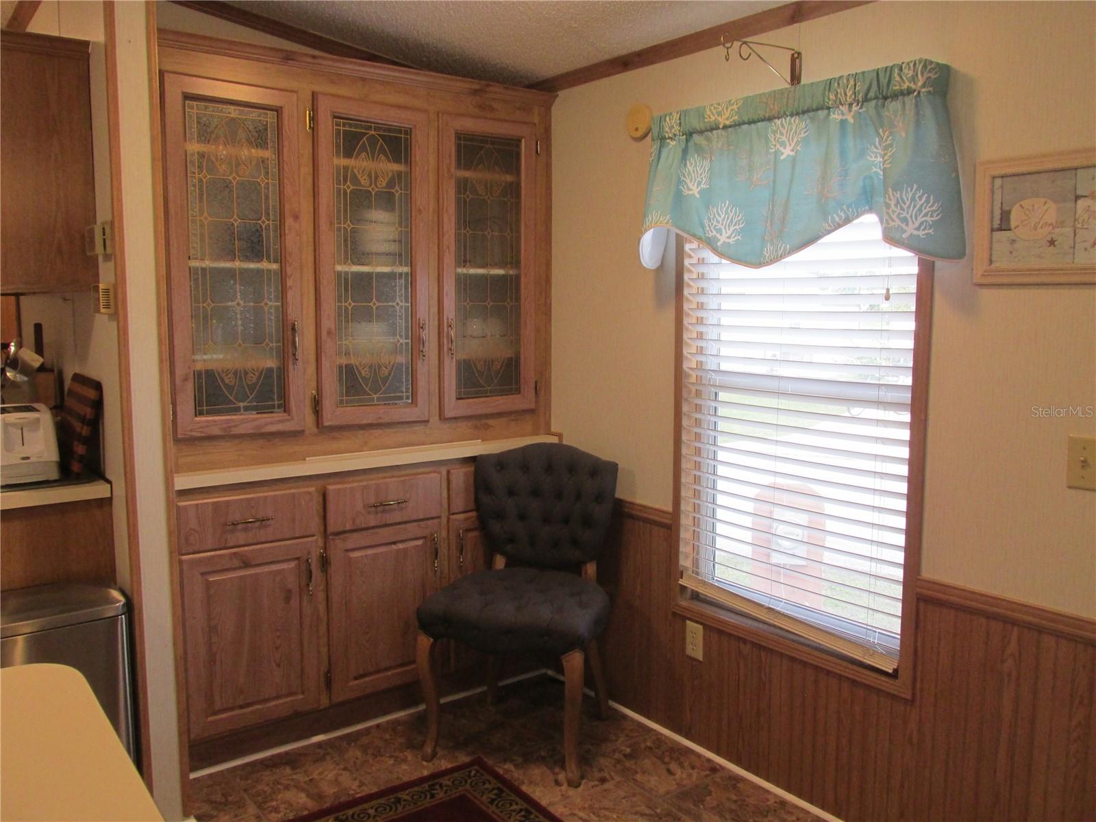 Image 7 of 31 For 8 Red Quill Circle