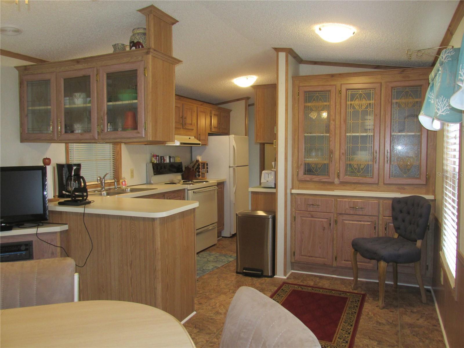 Image 8 of 31 For 8 Red Quill Circle