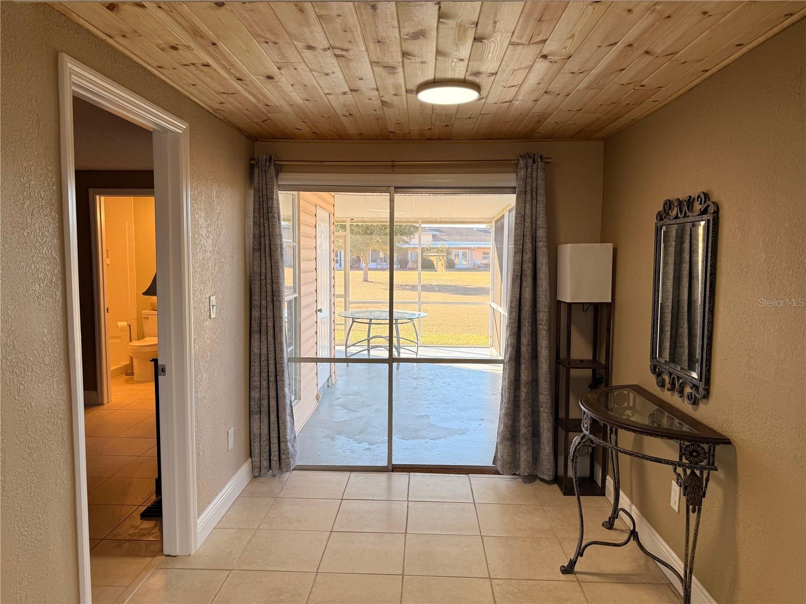 Image 4 of 20 For 1605 Club Circle 1605