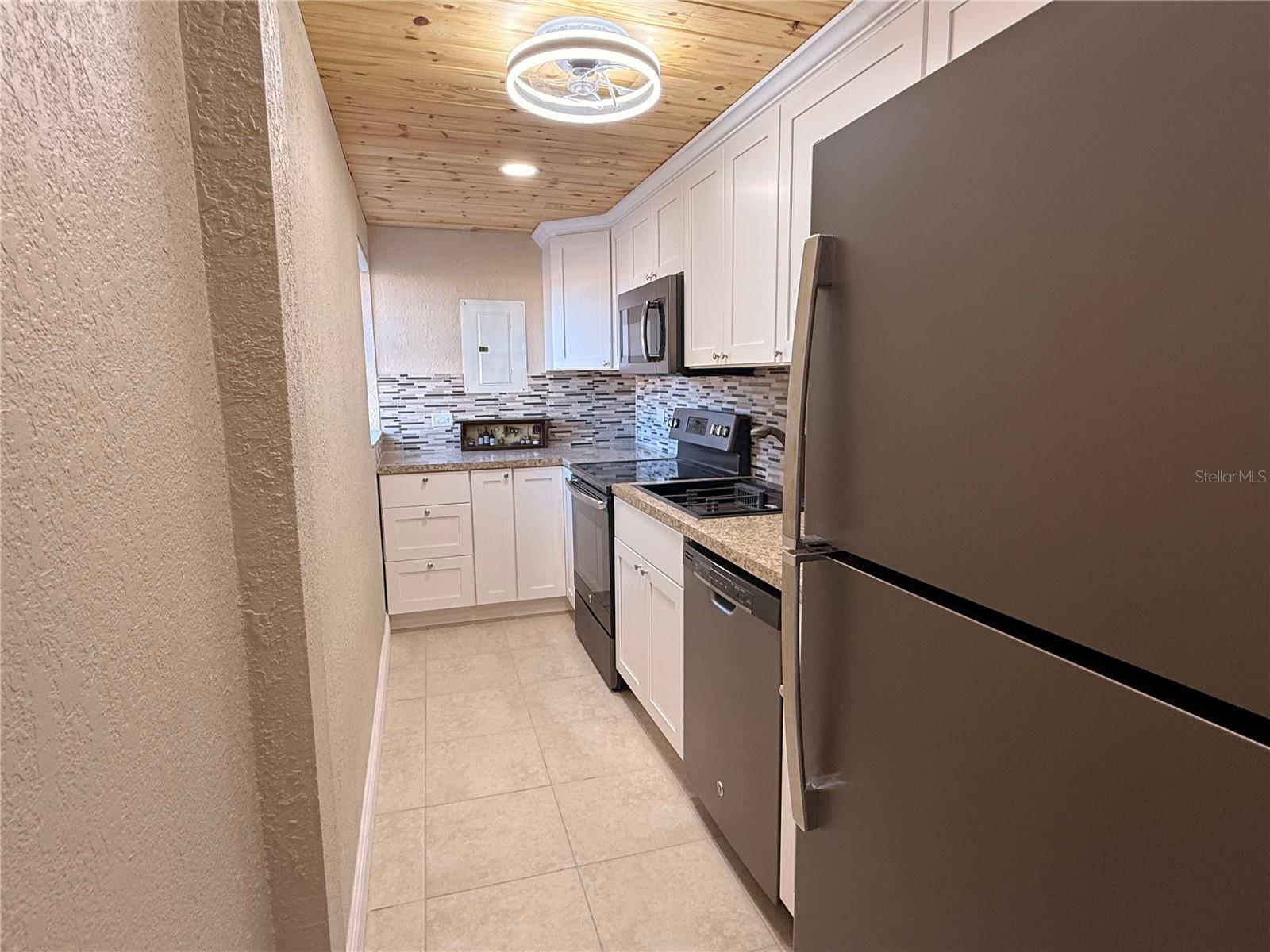 Image 5 of 20 For 1605 Club Circle 1605