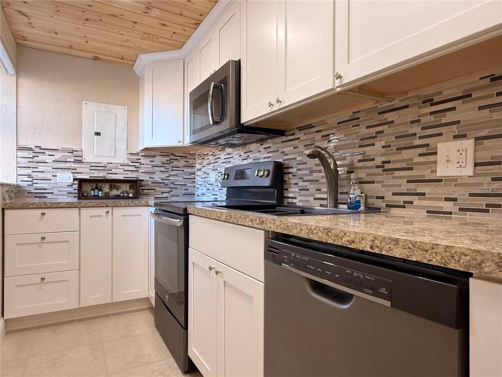 Image 7 of 20 For 1605 Club Circle 1605