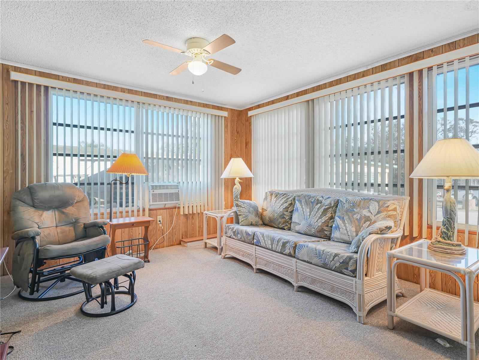 Image 4 of 40 For 27 Saddlebag Trail S