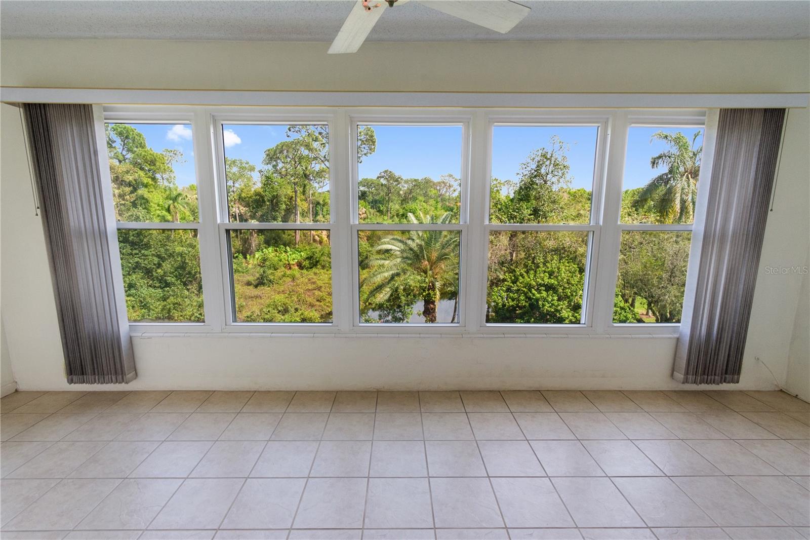 Image 11 of 34 For 200 El Camino Drive 312