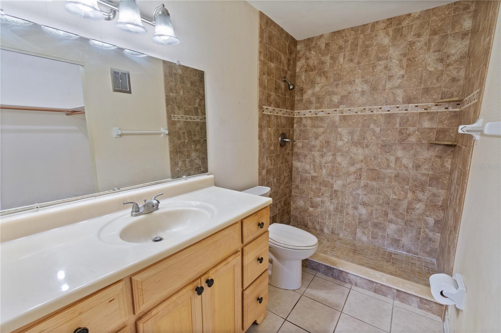 Image 17 of 34 For 200 El Camino Drive 312