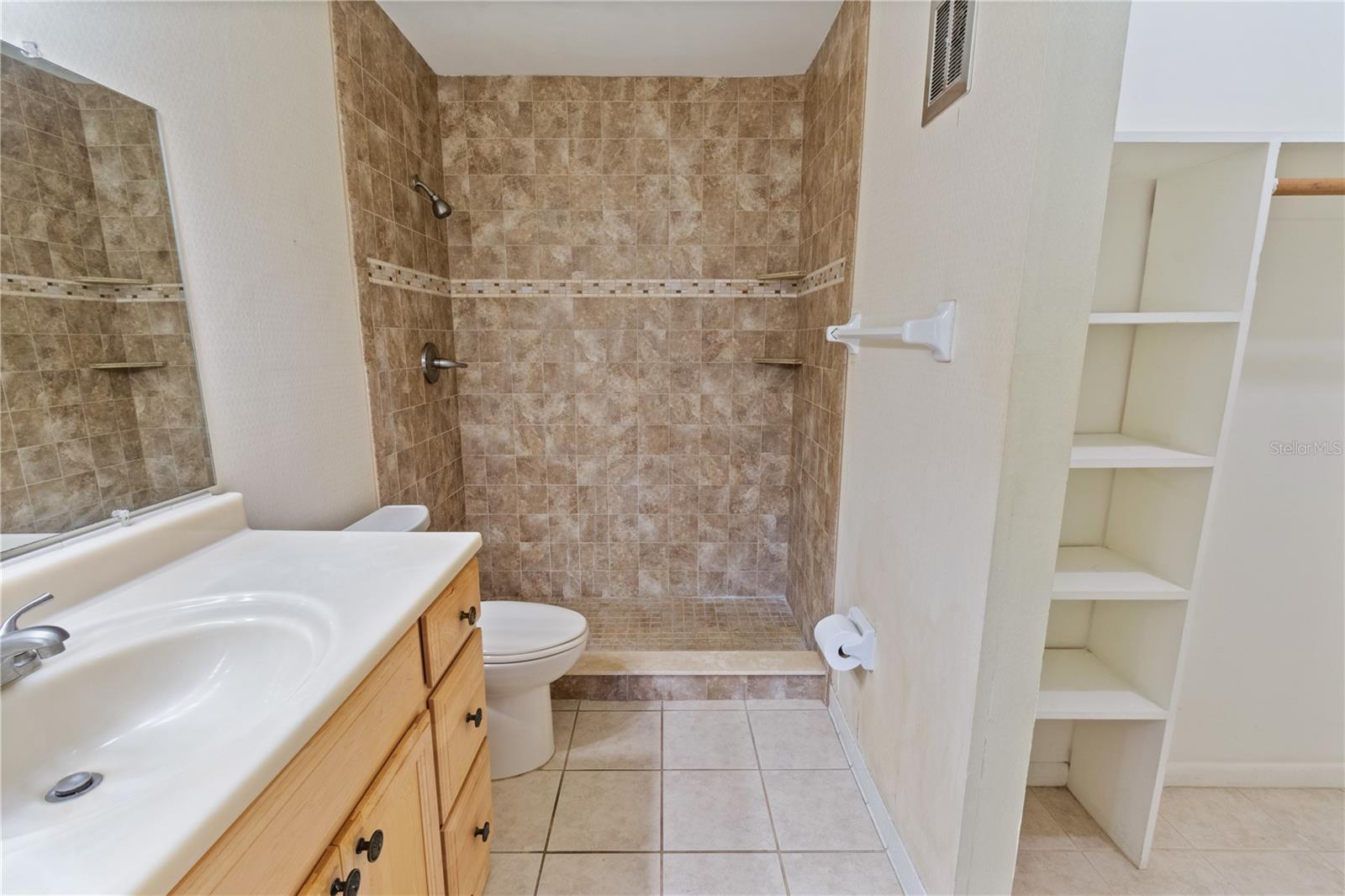 Image 18 of 34 For 200 El Camino Drive 312