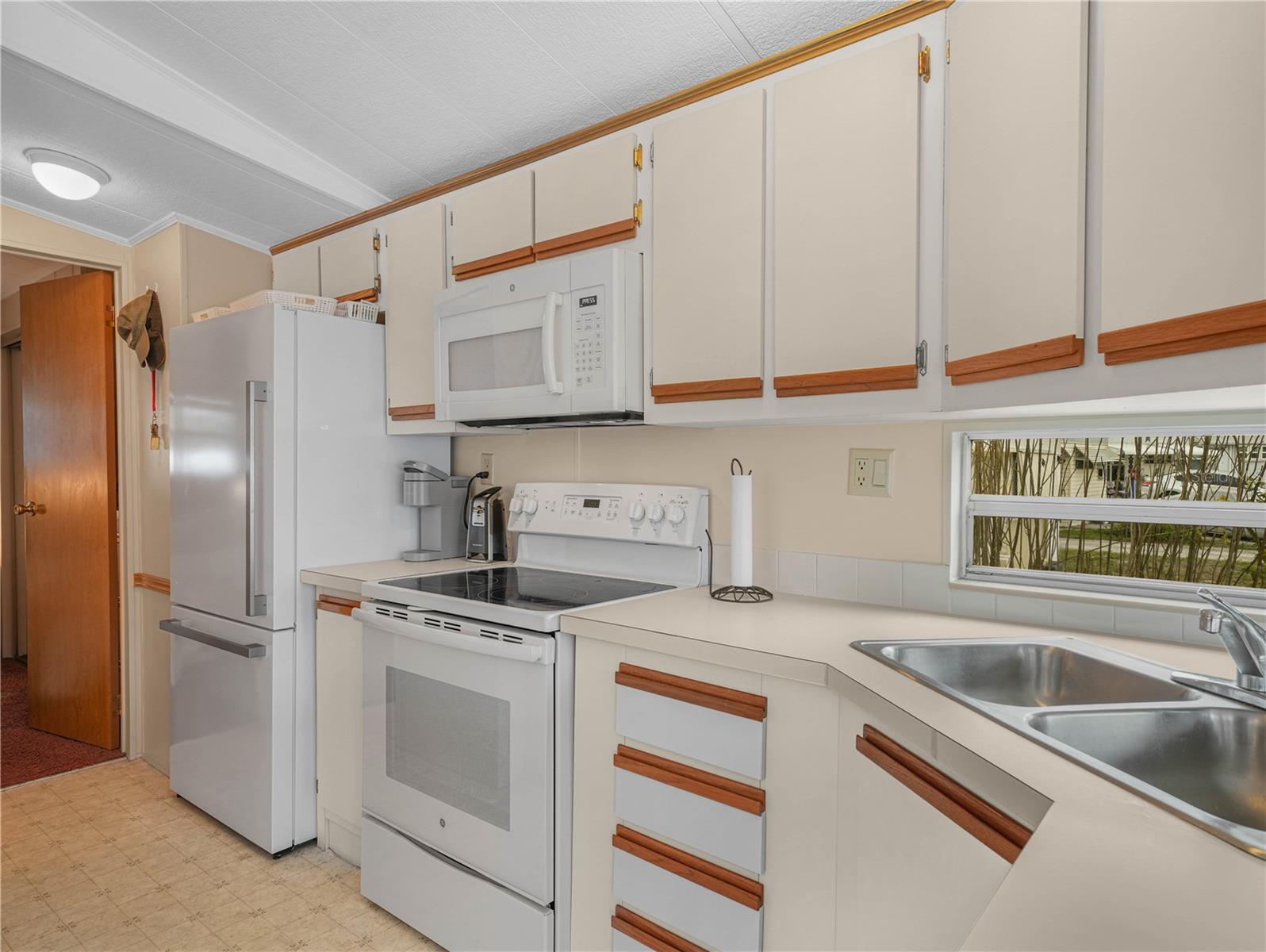 Image 11 of 40 For 6 Silversides Street