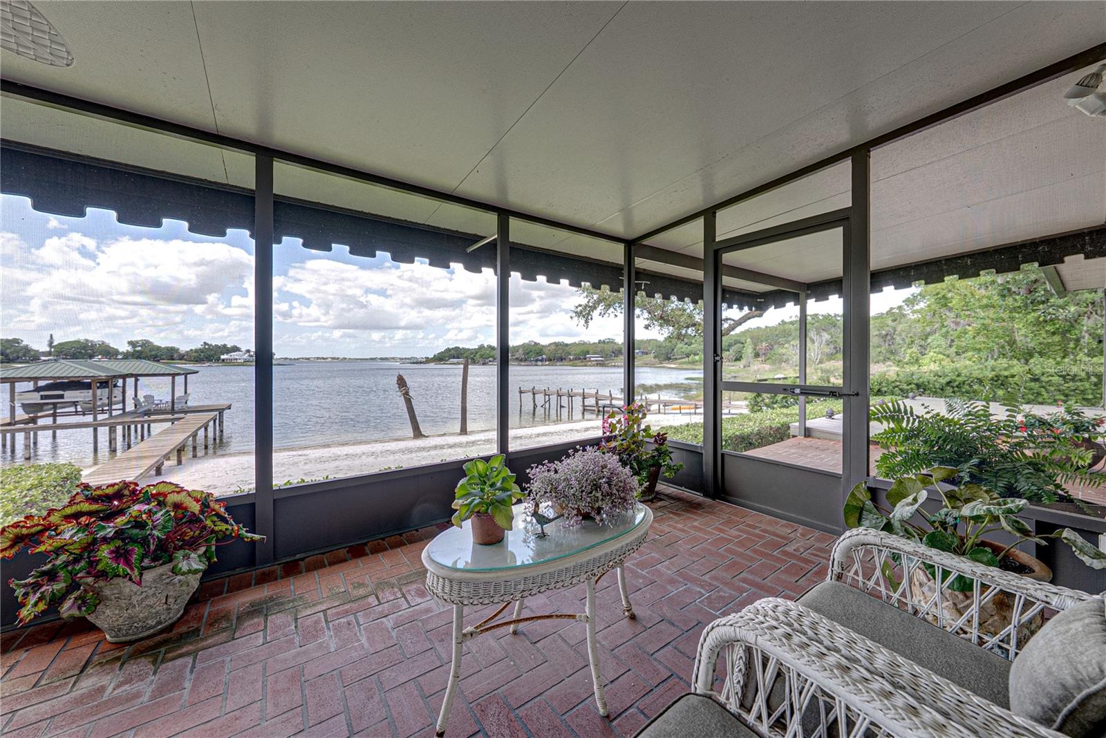 Image 21 of 96 For 1075 Cody Cove Road