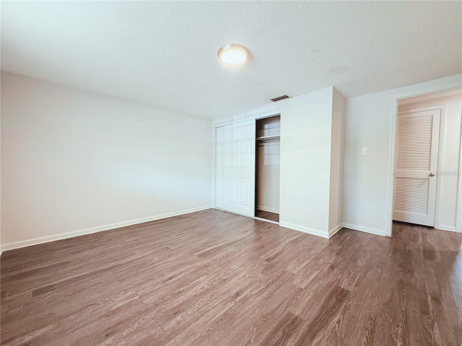 Image 5 of 9 For 5305 Oakwood Court 17
