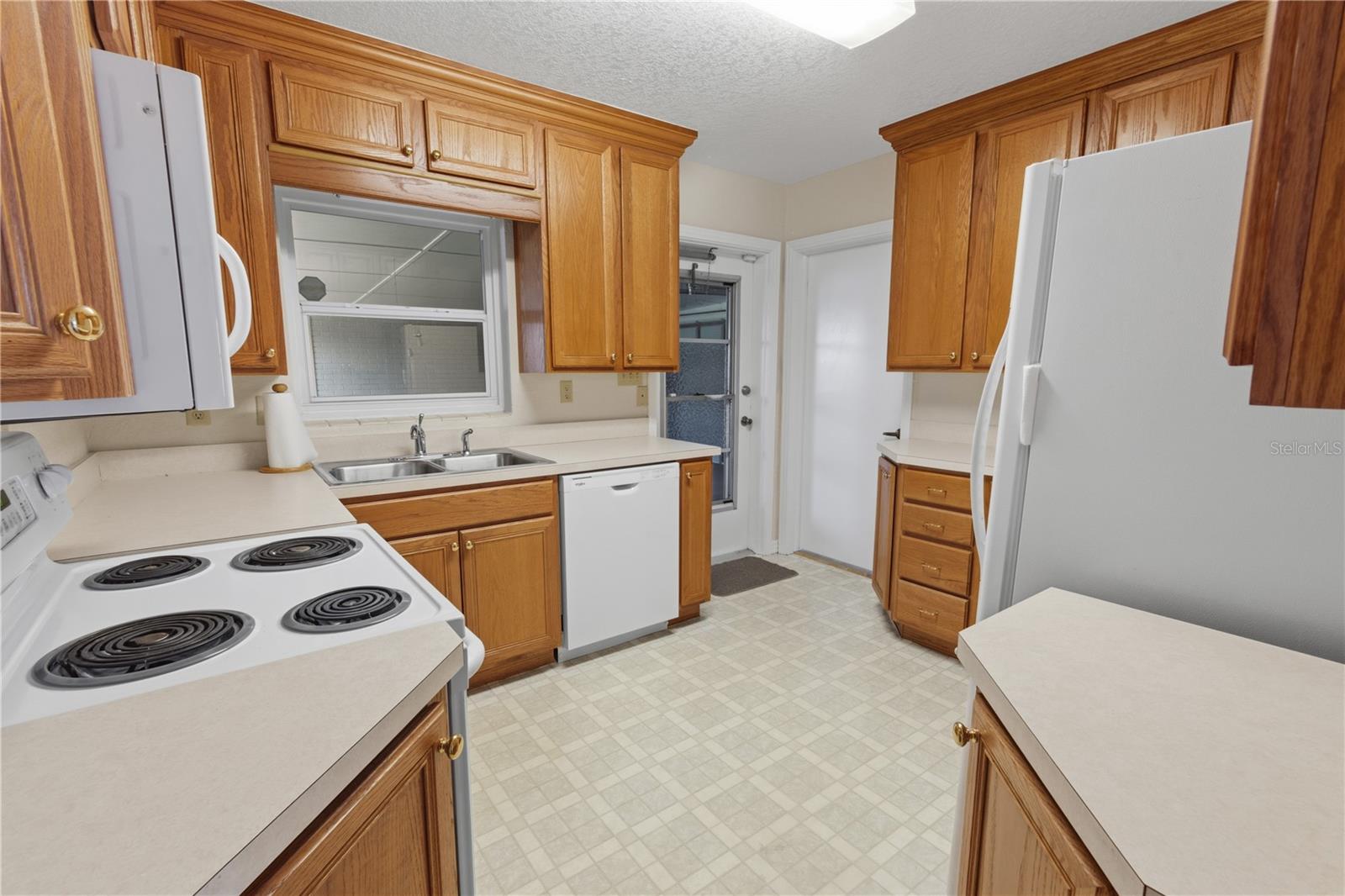 Image 13 of 44 For 2425 Burns Avenue