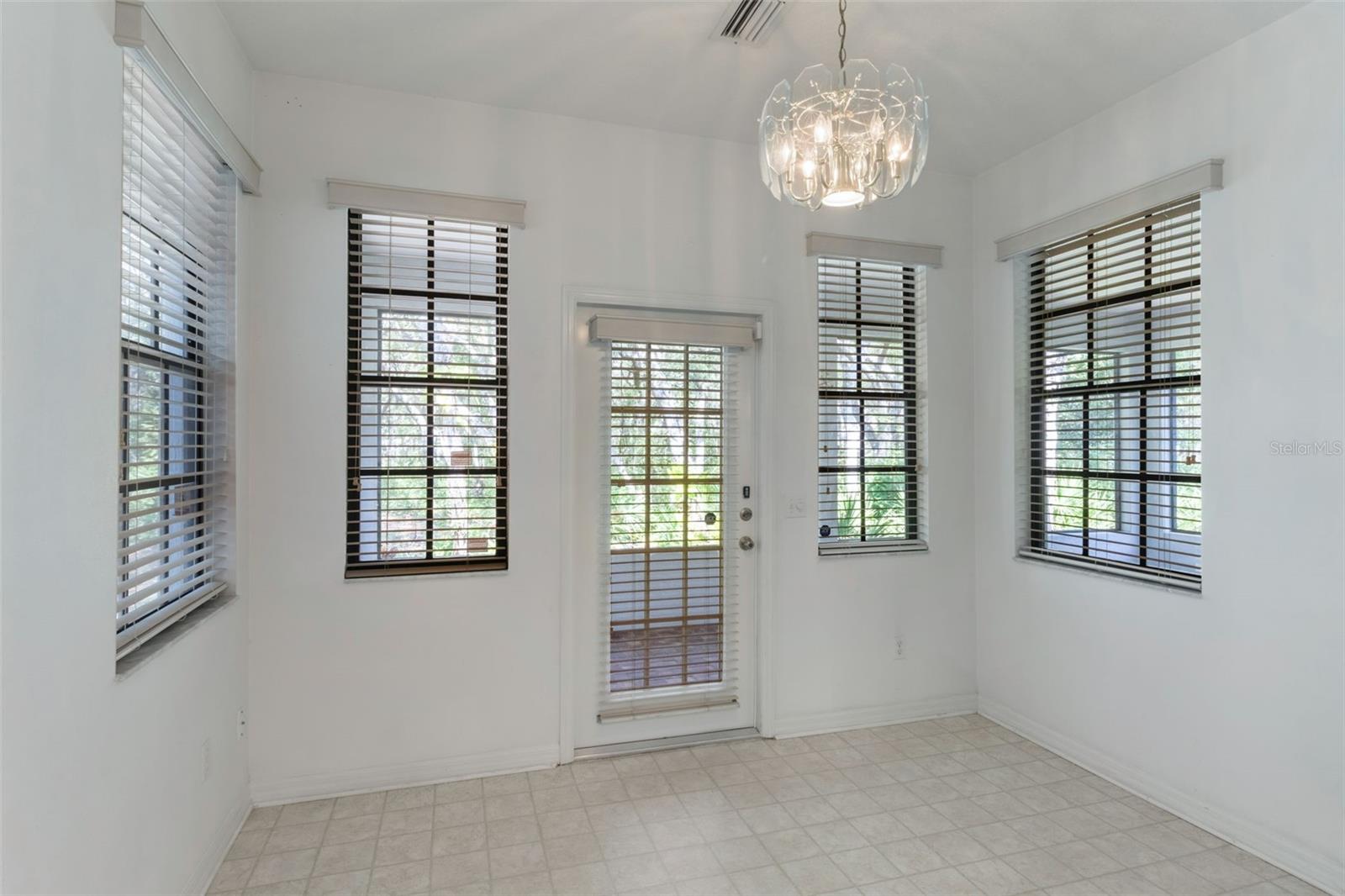 Image 10 of 36 For 1131 Country Oaks Boulevard