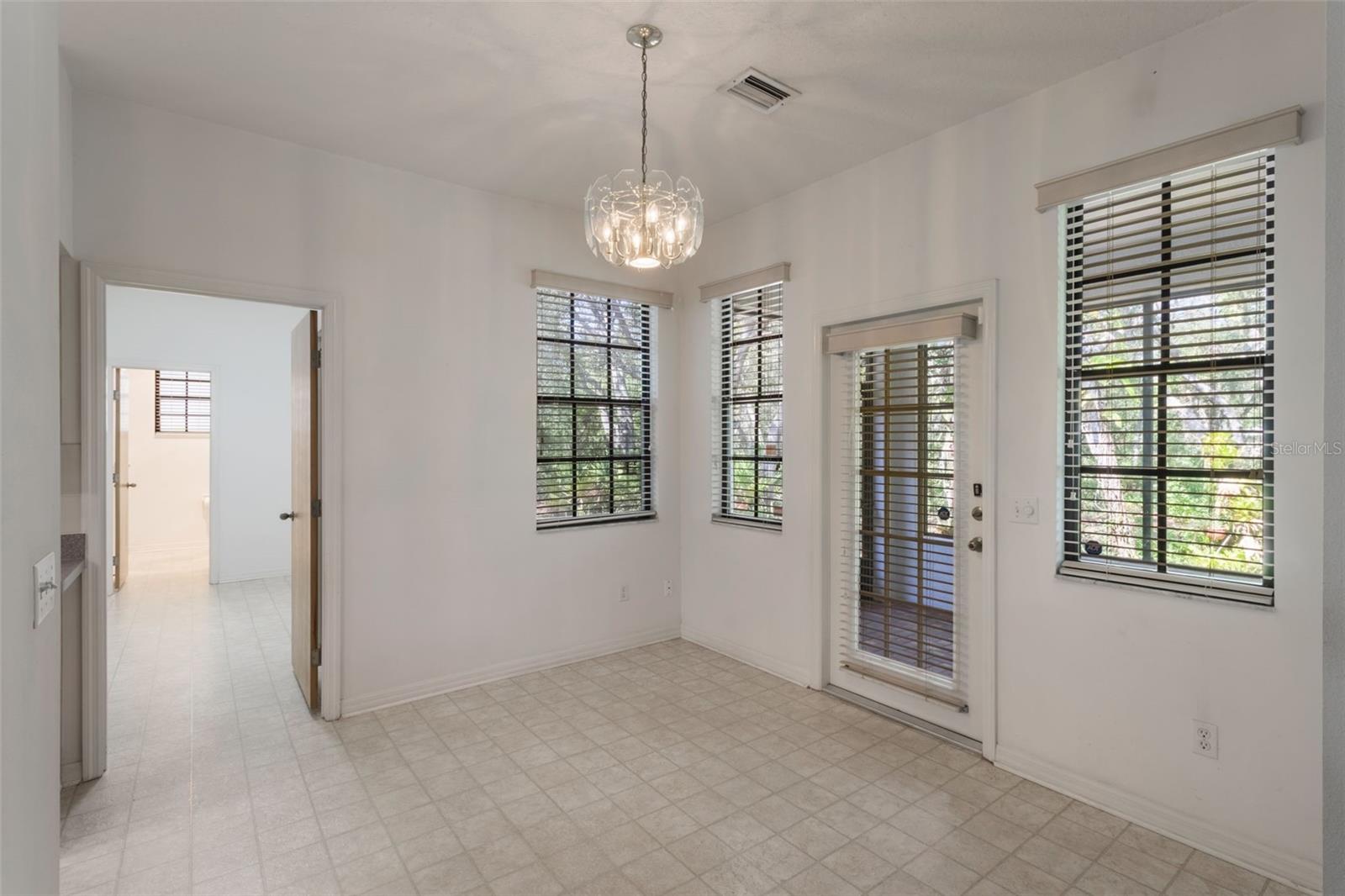 Image 9 of 36 For 1131 Country Oaks Boulevard