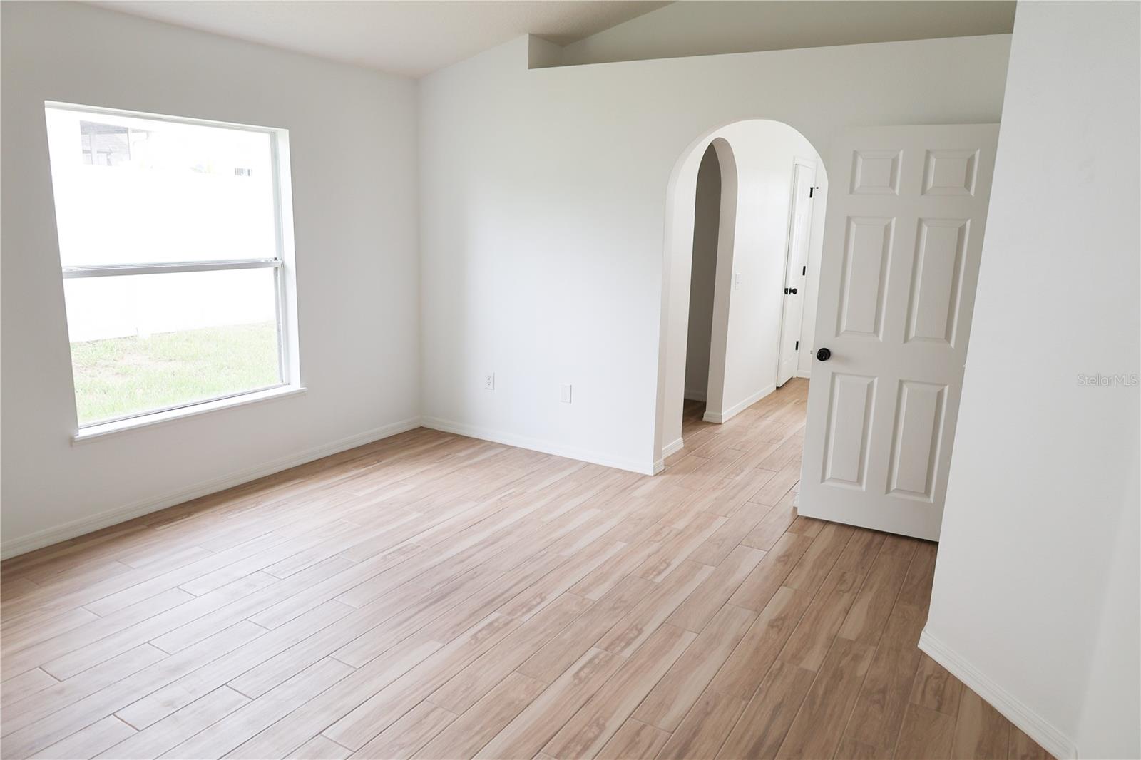 Image 10 of 22 For 562 Stonewall Avenue